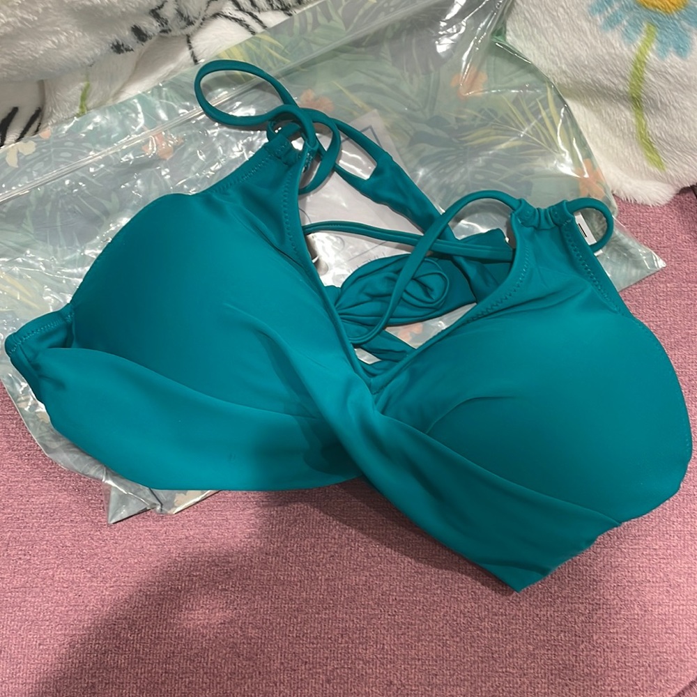 Cupshe Tropical Palms Twist-Front bikini top. Size M. New without tags. Not worn